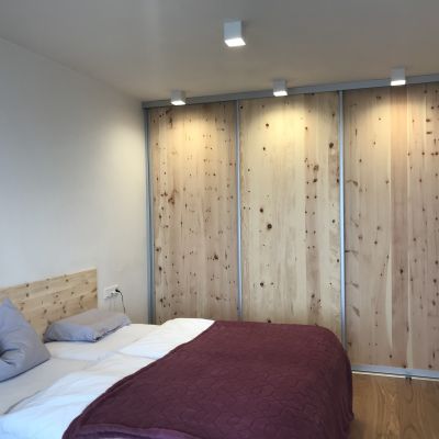 Schiebetürenschrank in Zirbe